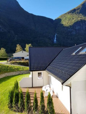 Cheerful 4-bedroom home with fireplace, 1,5km from Flåm center